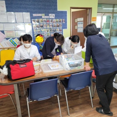 11/12 주야간보호 이용자 독감예방접종 실시 이미지